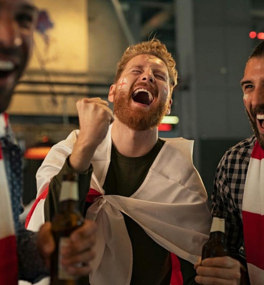 mężczyźni w barze świętują